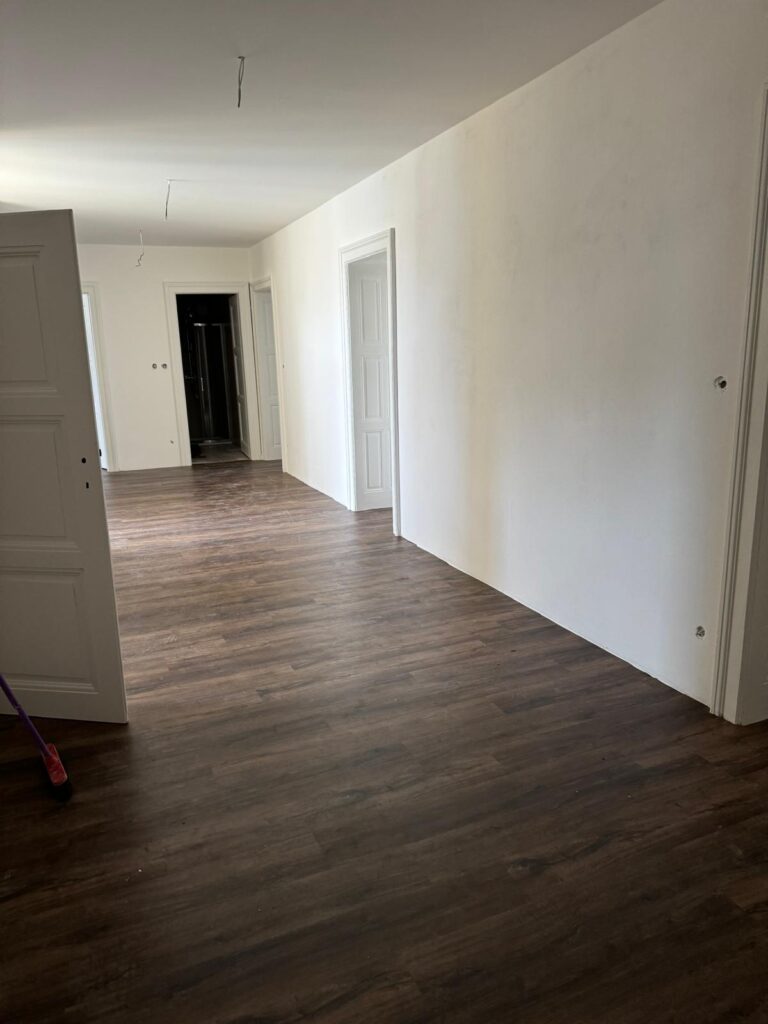 rekonstrukce-interieru-chodba-s-vinylovou-podlahou